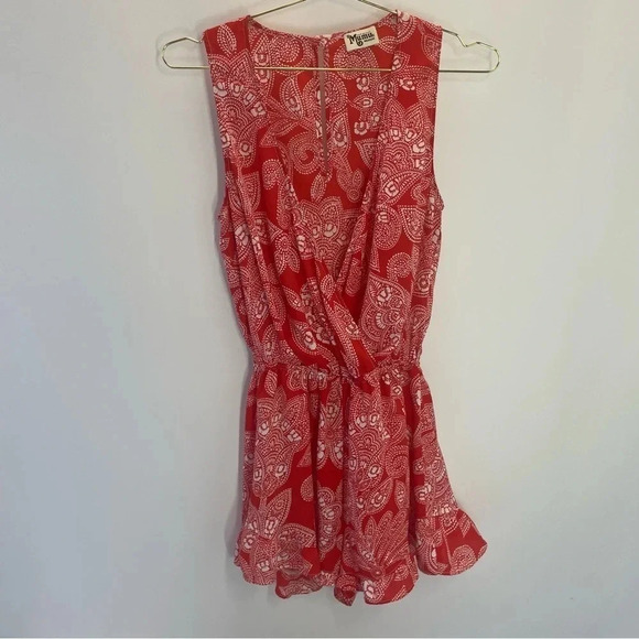 Show me your Mumu Riri Romper Red Aquarius Floral Ruffle Hem - Picture 3 of 10